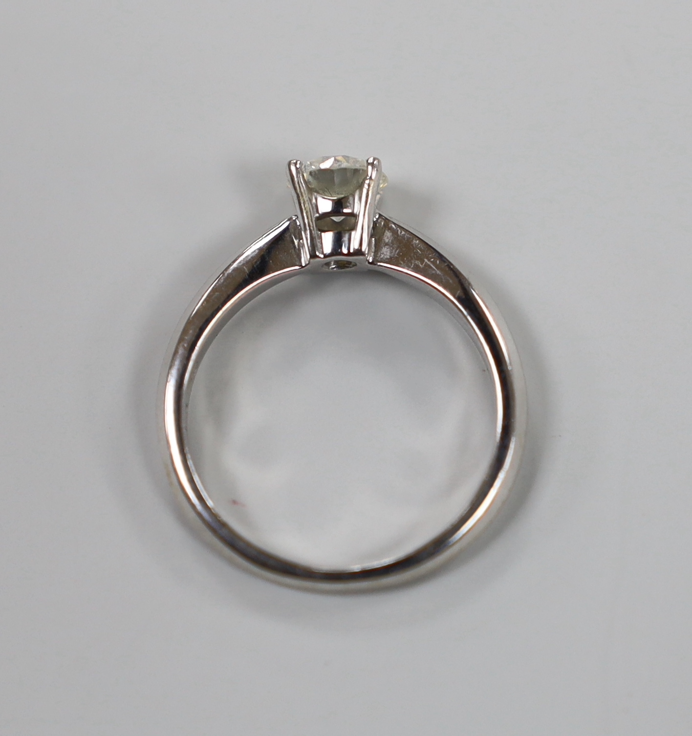 A modern 750 white metal and solitaire diamond ring, size M, gross weight 3.7 grams